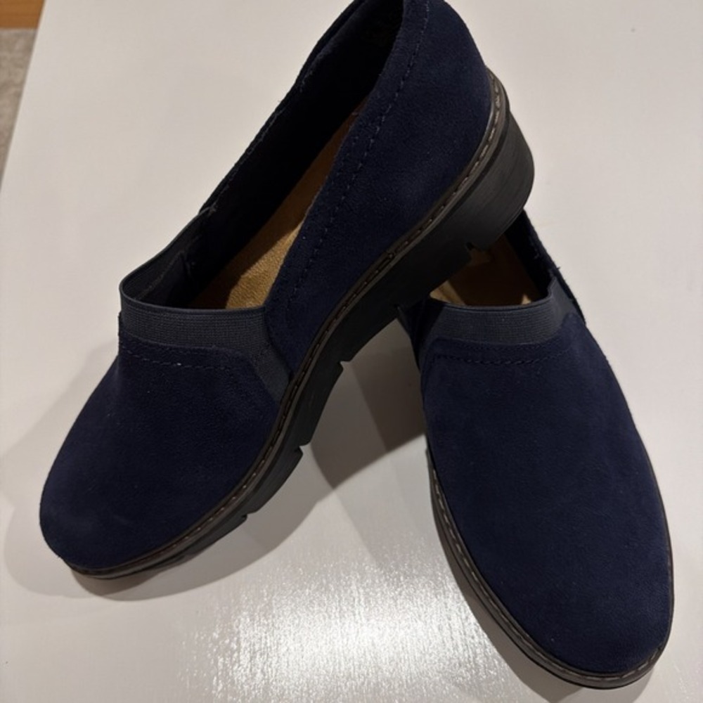 Clark's Navy Suede Ultimate Comfort Slip-on Platform Loafer Size 10.        1743